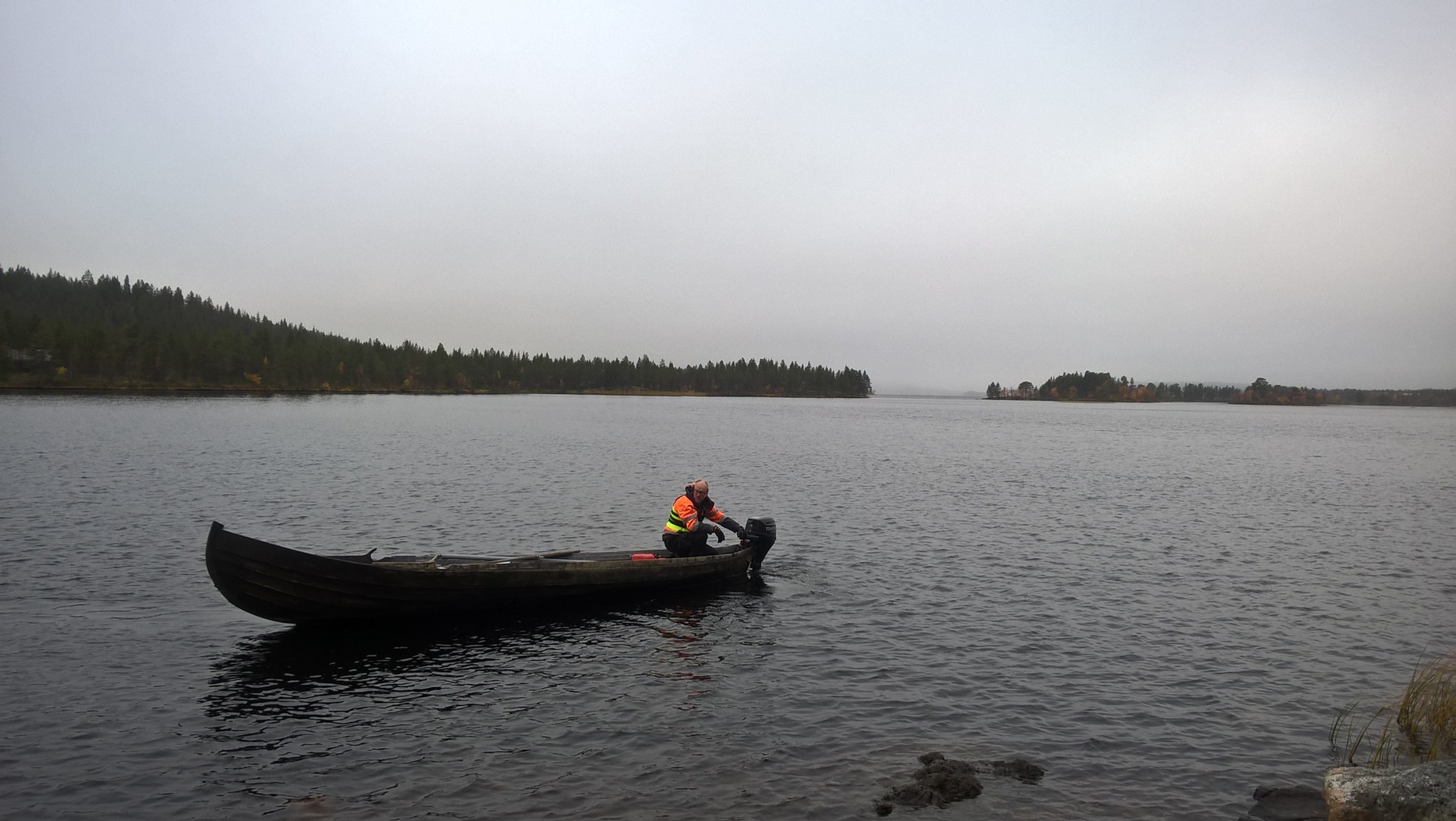 Hiking starts by crossing Ounasjärvi